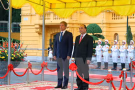 Entretien entre les deux Premiers ministres vietnamien et roumain