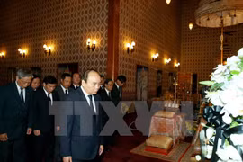 Le Premier ministe Nguyên Xuân Phuc rend hommage roi Bhumibol