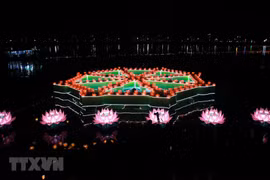 Fête de lanternes flottantes sur le fleuve des Parfums à Huê