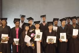 Remise de diplômes de master à cinq Vietnamiens en Israël