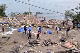 Séisme et tsunami en Indonésie: le bilan monte à plusieurs centaines de morts