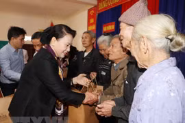 La présidente de l’Assemblée nationale rencontre des habitants de Ha Tinh