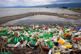 Effort conjoint des partenaires internationaux contre la pollution par le plastique au Vietnam