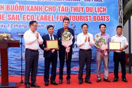 Deux paquebots de croisière à Ha Long reçoivent le label écologique "Voile verte"