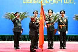 Le Laos décore des officiers de l’Armée populaire du Vietnam
