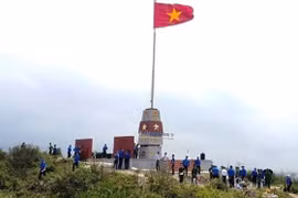 Installation d’une tour à drapeau dans la province de Quang Binh