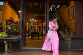 Les vietnamiennes s’habillent en ao dài pour la fête du Têt