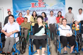 150 fauteuils roulants aux handicapés de la province de Dak Lak