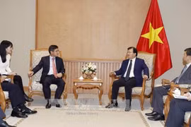Le vice-P​M Trinh Dinh Dung reçoit le directeur général de Samsung Vietnam