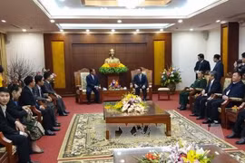Une délégation laotienne en visite à Hoa Binh