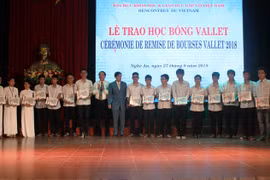 Remise de 144 bourses Vallet aux élèves et étudiants brillants à Nghê An