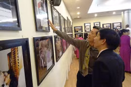 Ouverture de l'exposition de photos "Amitié et solidarité entre le Vietnam et Cuba" à HCM-Ville