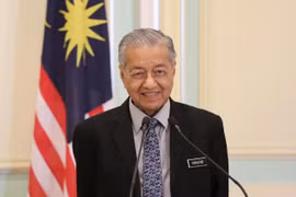 Le Premier ministre malaisien Mahathir Mohamad remet sa démission au roi 