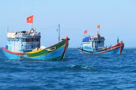 Da Nang: don de gilets de sauvetage polyvalents à des pêcheurs défavorisés