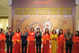 Exposition de peintures folkloriques traditionnelles vietnamiennes à Hai Phong