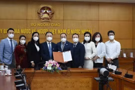 Une organisation sud-coréenne fait don de fournitures médicales et de biens au Vietnam