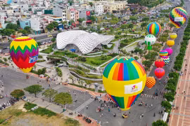 Des montgolfières colorent le ciel de la ville de Da Nang