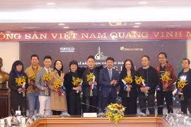 Le chanteur Tung Duong remporte une grande victoire lors des 16e Prix "Cống hiến"