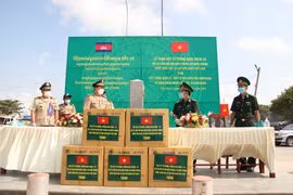 COVID-19: Les gardes-frontières de Tay Ninh remettent des fournitures médicales au Cambodge
