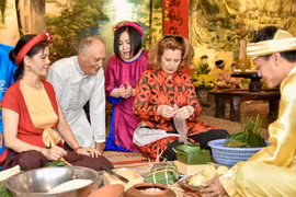 Des amis internationaux apprécient l'expérience du Têt vietnamien