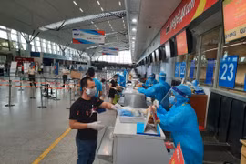 COVID-19: 230 passagers bloqués à Da Nang transportés vers Hanoï par Vietjet