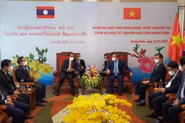 Des dirigeants de Khammouane (Laos) formulent leurs voeux du Nouvel An lunaire à Quang Binh