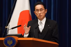 Le chef du gouvernement Pham Minh Chinh félicite le nouveau Premier ministre du Japon
