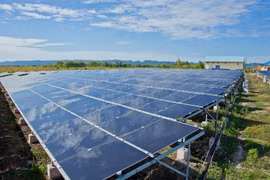 Un prêt de la BAD aide l'Indonésie à élargir l’accès à l’électricité dans la région orientale
