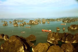 Coucher de soleil en baie d'Ha Long vu d'un hydravion