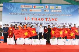 Binh Thuan: remise de drapeaux nationaux et de gilets de sauvetage à des pêcheurs défavorisés