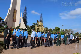 Les restes de 13 soldats volontaires inhumés à Dak Lak