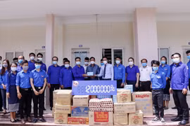 Le Laos soutient les étudiants vietnamiens dans la prévention du COVID-19