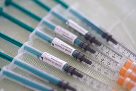 COVID-19: 11 groupes de personnes prioritaires pour la vaccination au Vietnam
