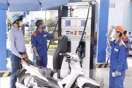 Le prix de l'essence atteint près de 30.000 dongs le litre