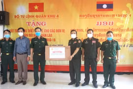 Le Commandement de la 4e zone militaire offre des matériels médicaux aux forces armées laotiennes