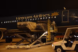 Vietnam Airlines achemine au Laos et Cambodge des aides médicales du Vietnam