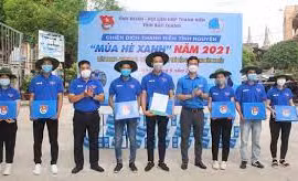 Des volontaires aident à lutter contre la pandémie à Ho Chi Minh-Ville