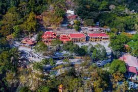 Le site touristique national de la montagne Ba Den ("Femme noire") vu d'en haut