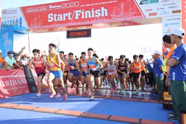 Près de 2.000 athlètes courent le 61e Marathon du journal Tiên Phong