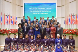 La vice-présidente Vo Thi Anh Xuan rencontre des Vietnamiens en Thaïlande