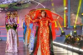 Un défilé de mode met en valeur l'ao dai vietnamien et la soie thaïlandaise