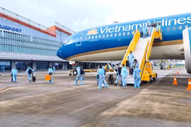 L'aéroport de Van Don accueille des passagers venus de France avec un "passeport vaccinal"