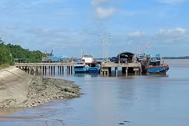 Ben Tre: installation des système de surveillance des bateaux pour lutter contre la pêche INN