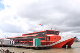Le premier service de bateau express de Ca Mau officiellement inauguré