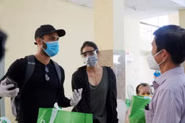 Ho Chi Minh-Ville : remise de cadeaux aux ressortissants étrangers touchés par le COVID-19 