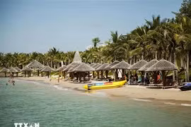 Située à environ 400 km au Nord-Est d'Hô Chi Minh-Ville et à plus de 1 200 km au Sud de Hanoï, Nha Trang possède une belle plage. Photo: VNA