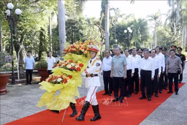 Le président To Lam offre de l'encens au temple dédié au Président Ho Chi Minh à Tra Vinh. Photo: VNA