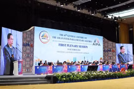 Le président de l'Assemblée nationale du Vietnam, Tran Thanh Man, prononce le 19 octobre un discours à la première séance plénière de l'AIPA-45. Photo: VNA