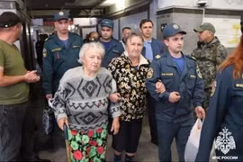 Les autorités aident les gens à évacuer vers la gare d'Oryol (Russie), le 9 août 2024. Photo: Getty Images/VNA)