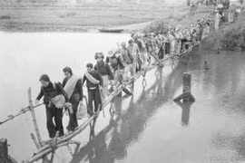 Le peuple vietnamien, dont les Hanoïens, a répondu à l'appel à la résistance nationale du Président Ho Chi Minh en menant une longue résistance et en surmontant les peines avec une confiance sans faille en la victoire... Photo : Archives de la VNA